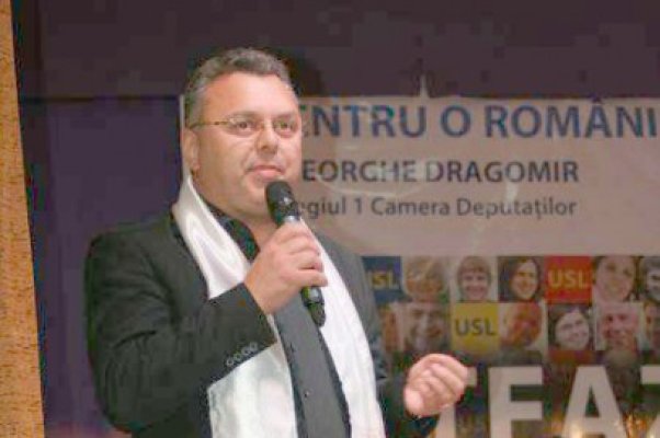 Deputatul Gheorghe Dragomir, în mijlocul locuitorilor din Colegiul 1